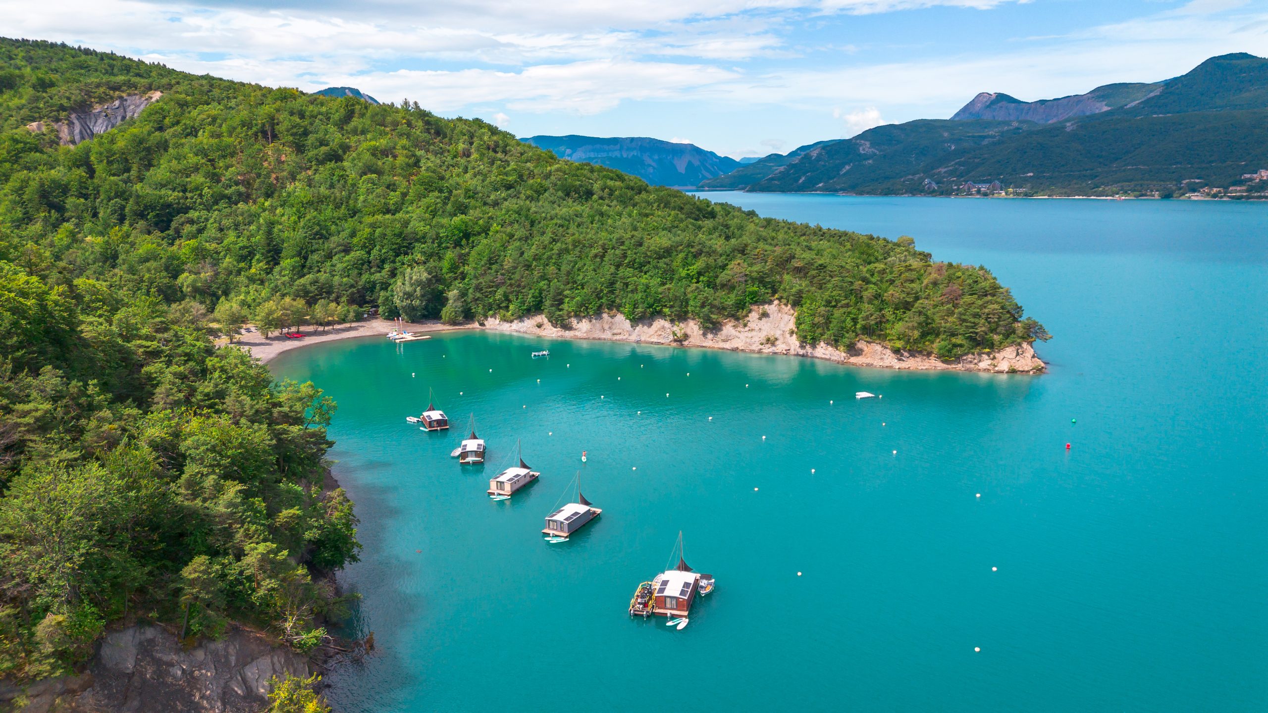 toues cabanées du lac de serre poncon - hautes alpes